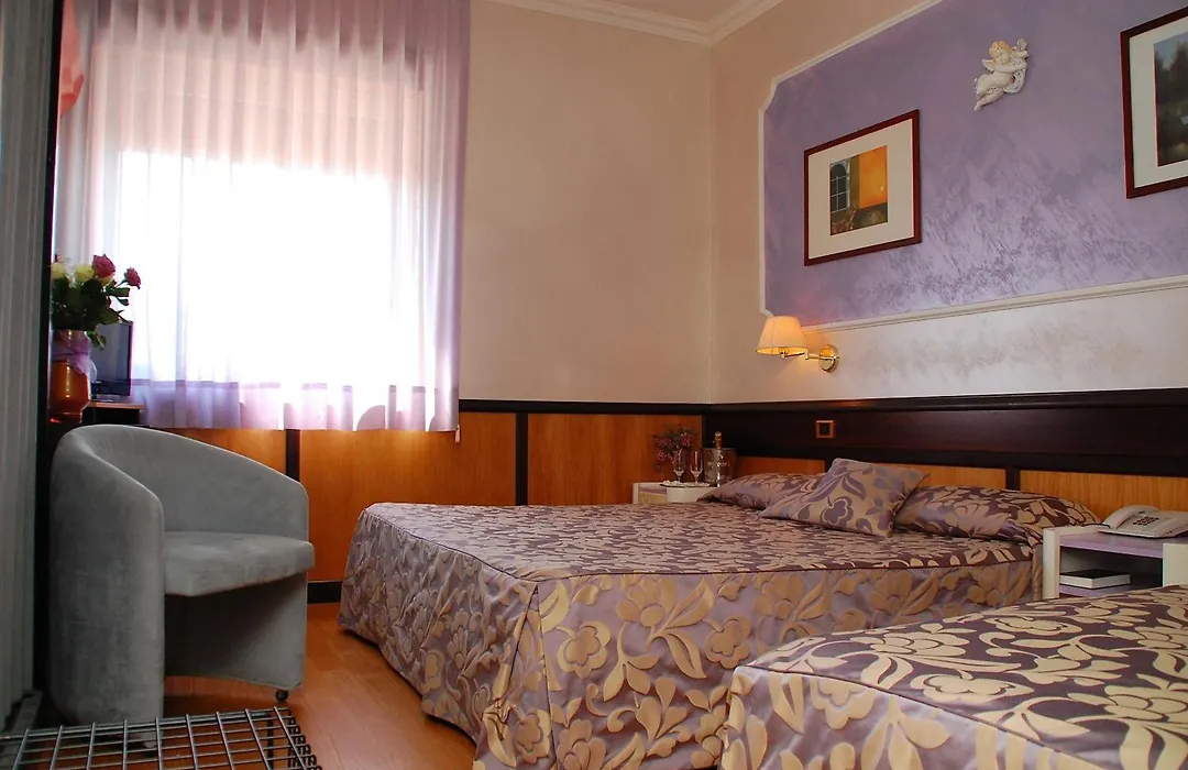 Benny Hotel-1